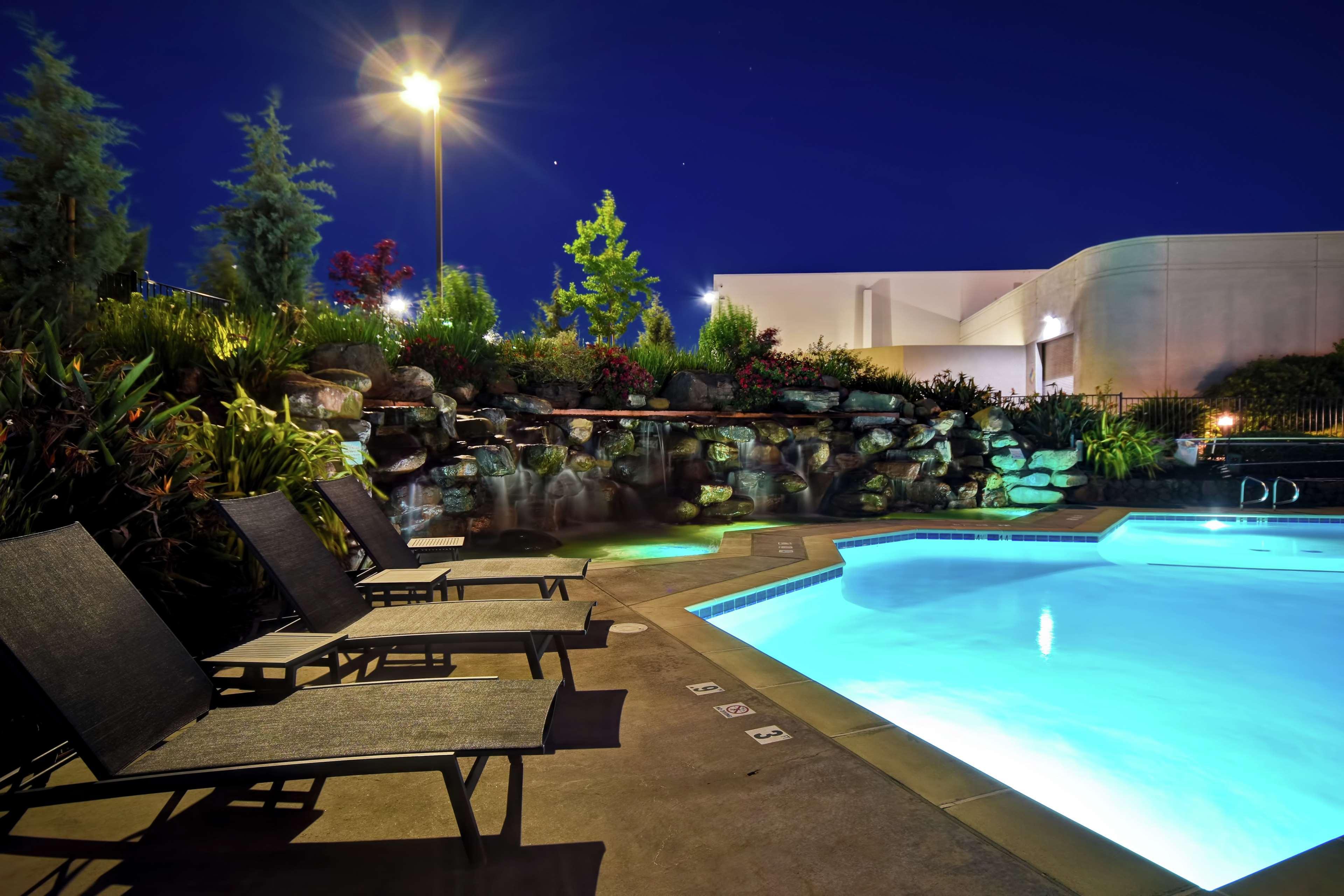 Doubletree By Hilton Pleasanton At The Club Hotel Екстериор снимка